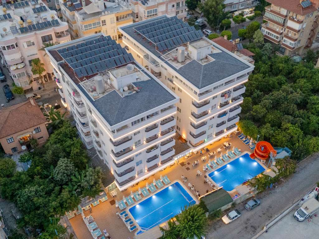 Poolområdet og hotellet