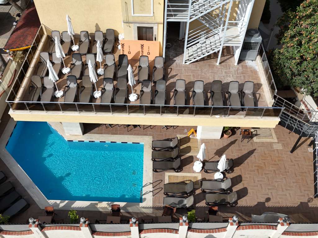 Hotellets mindre pool ved snackbaren