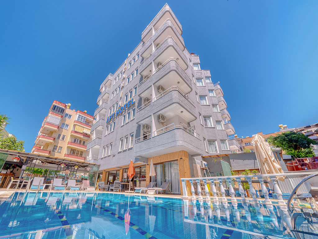 Poolområdet og hotellets facade