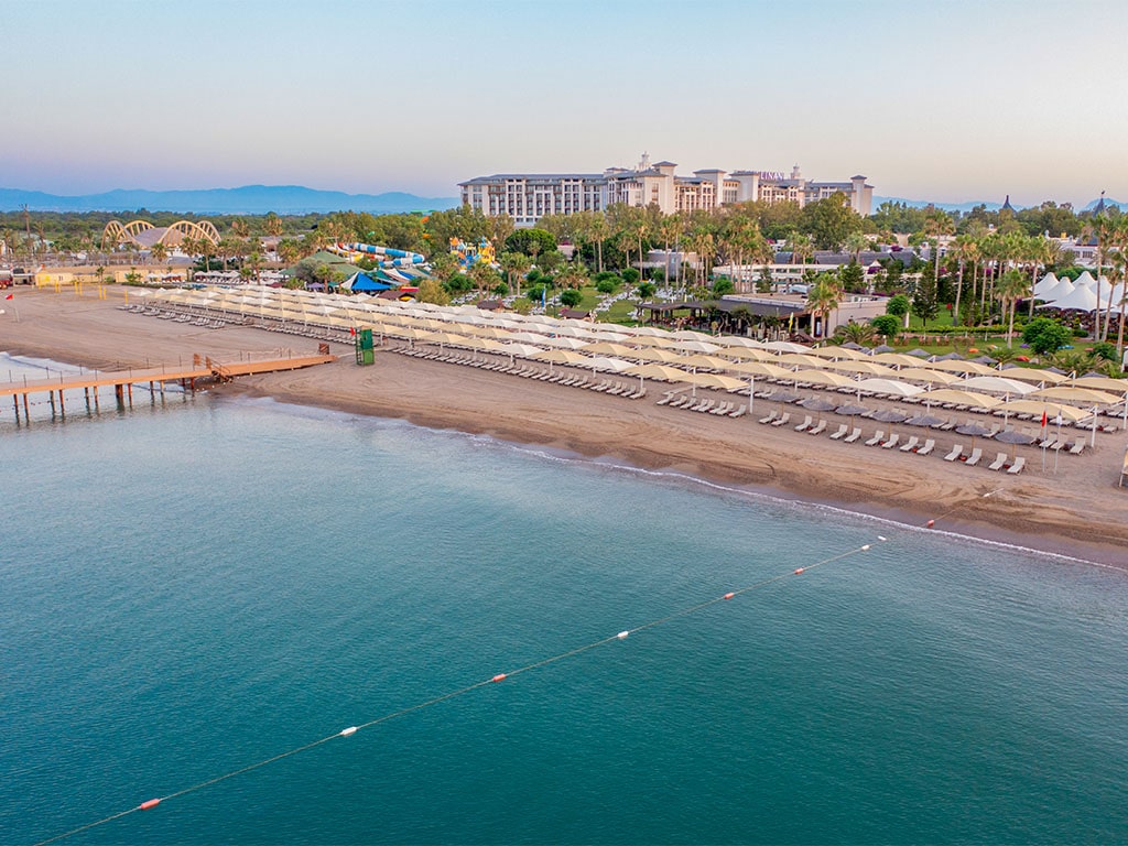 Stranden og hotelområdet