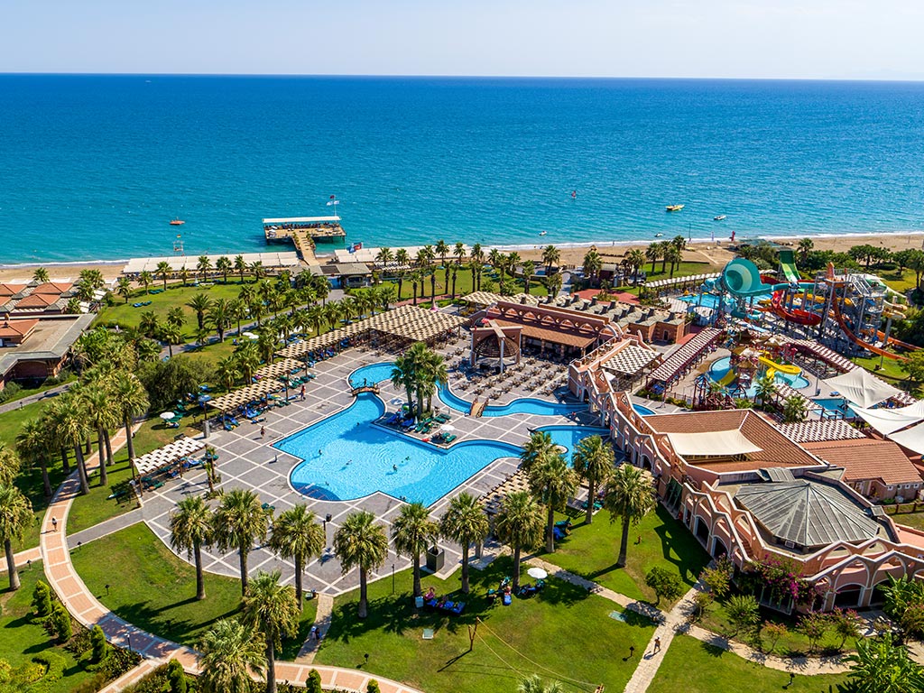 Hotellets område og stranden