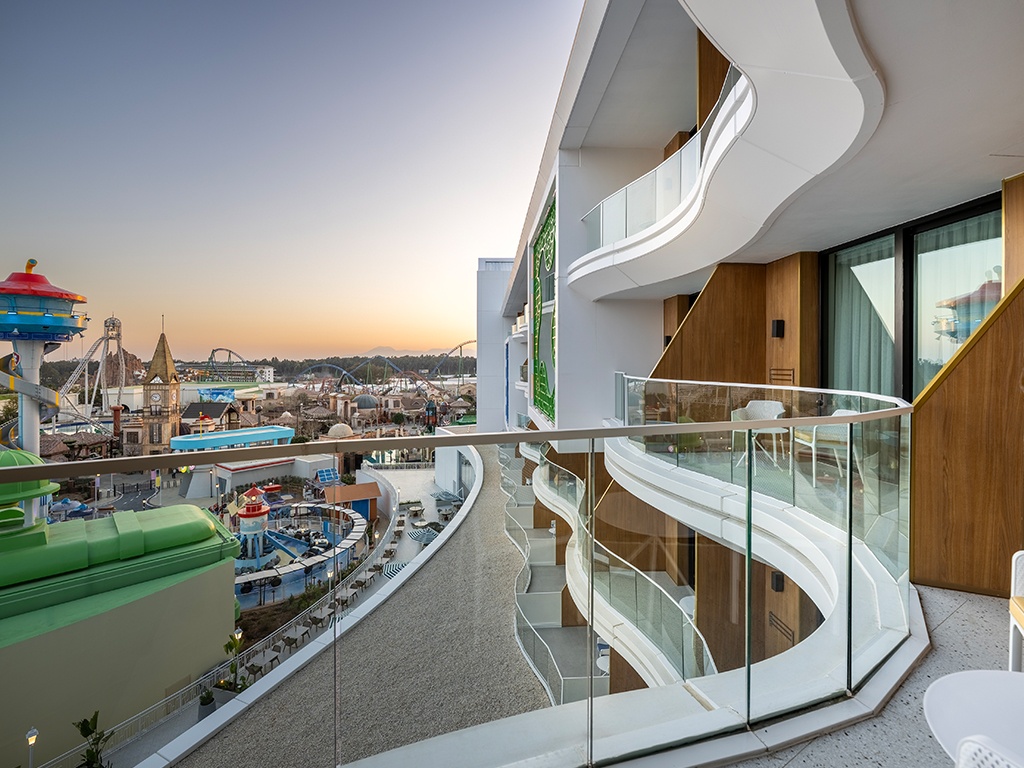 Udsigt fra hotelværelse over hotellets egen forlystelsespark