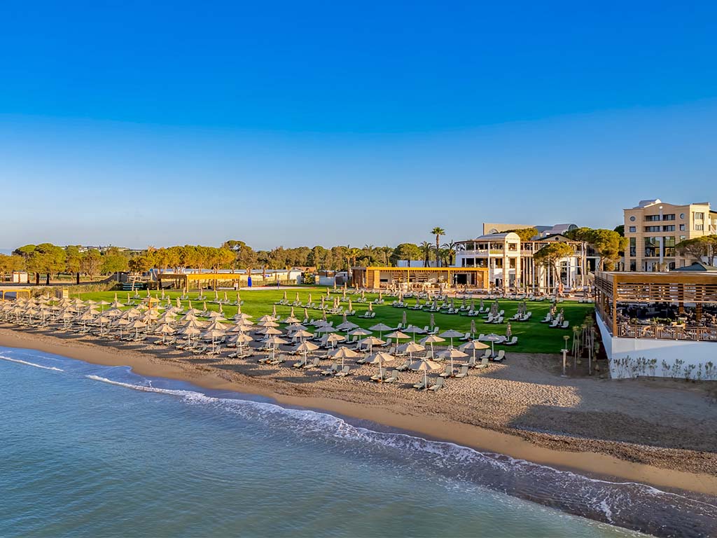 Stranden foran hotellet