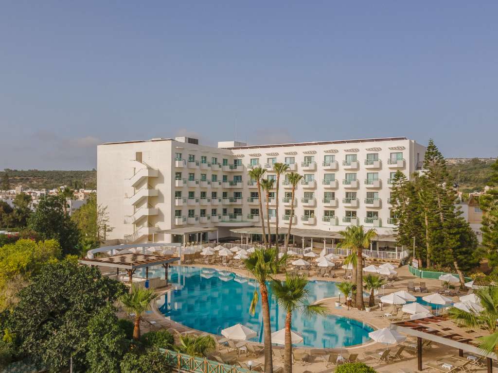 Hotellet og poolområdet