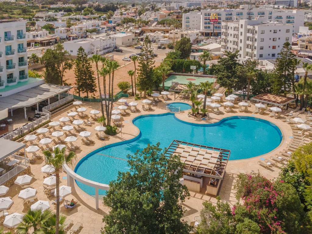 Hotellet og poolområdet