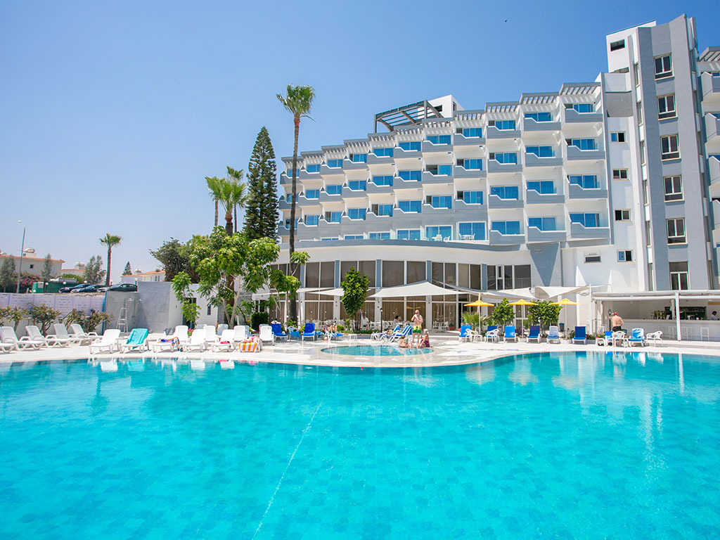 Hotellet og poolområdet