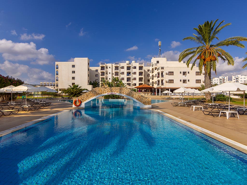 Hotellet og poolområdet