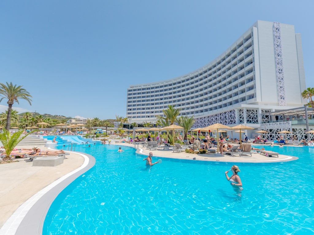 Aktivitetspoolen og hotellet