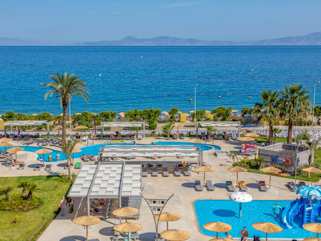 Poolområdet og Ixia Beach