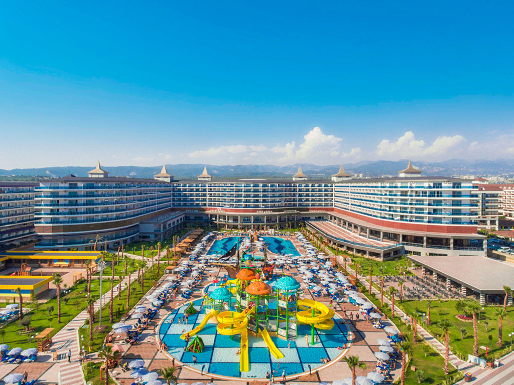 Poolområdet og hotellet