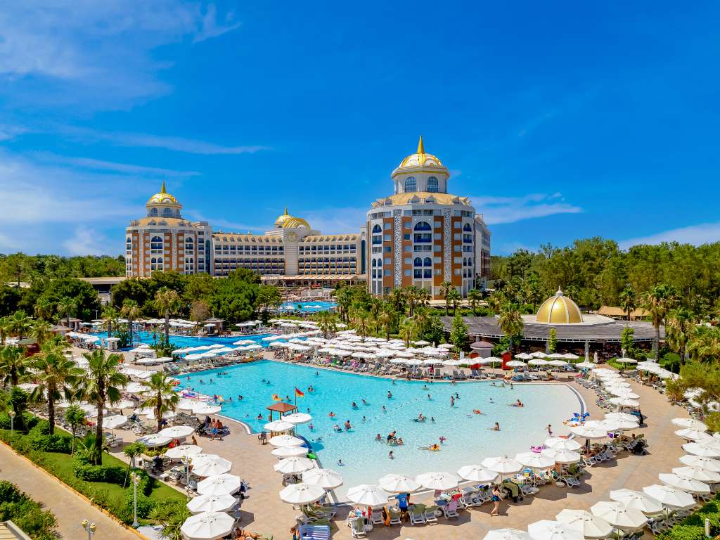 Hotellet og poolområdet