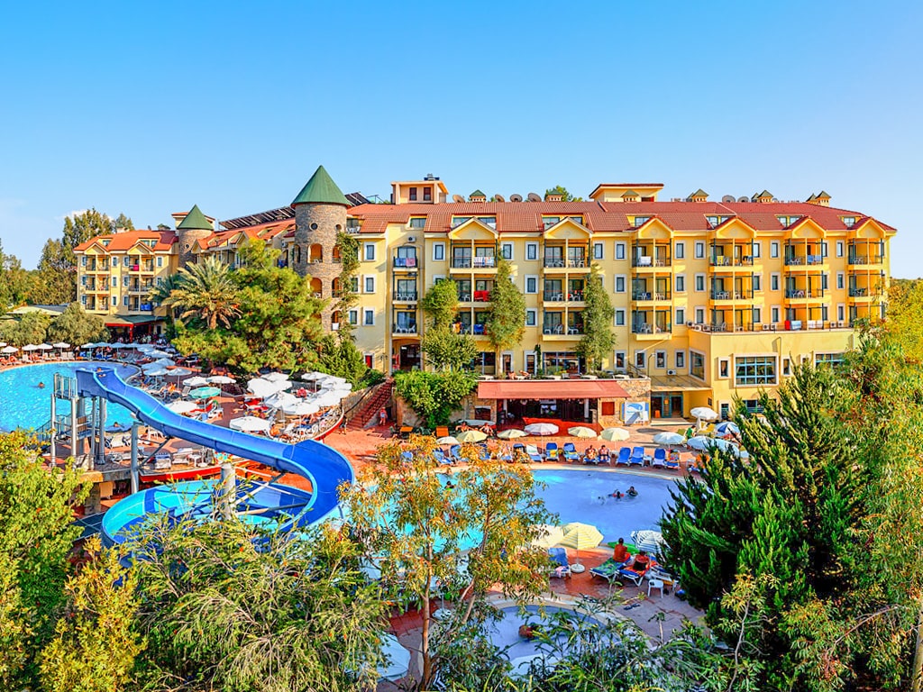 Poolområdet og hotellet