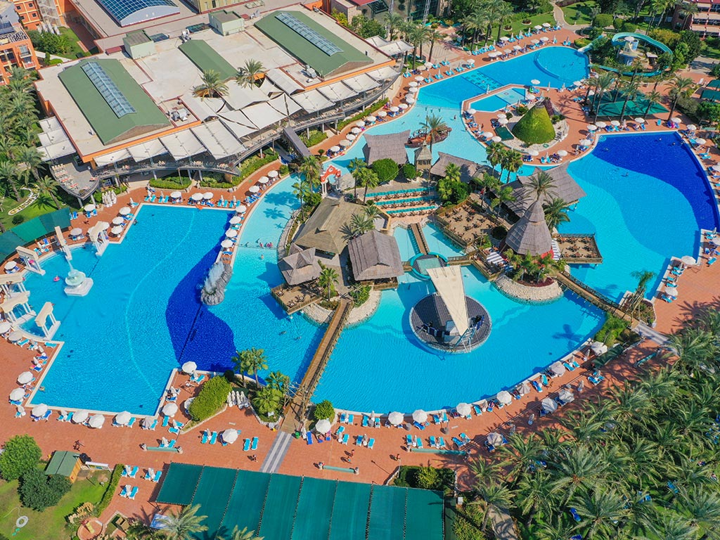 Hotellet. poolområdet og poolbaren