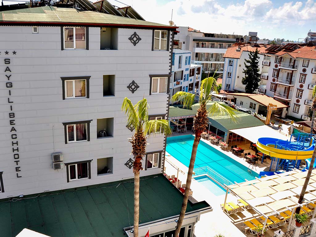 Hotelbygningen og poolområdet