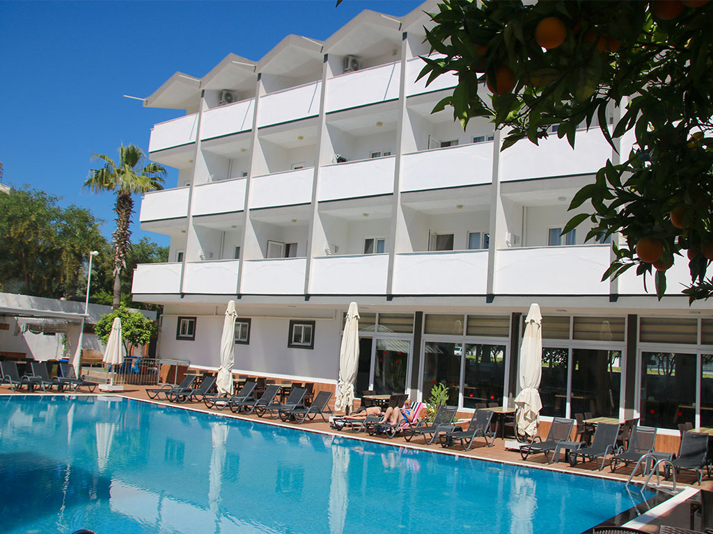 Hotellet og poolområdet