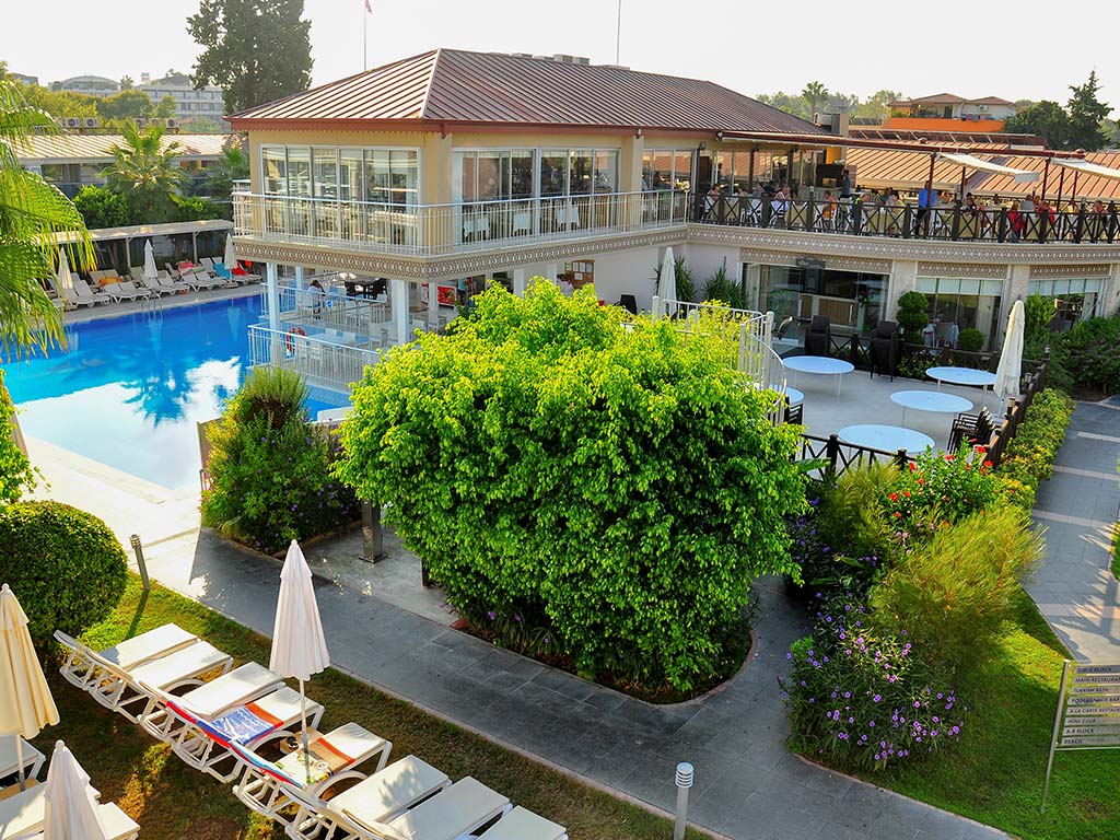 Poolområdet og buffetrestauranten