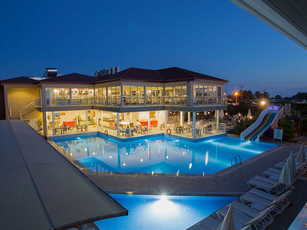 Poolområdet og buffetrestauranten