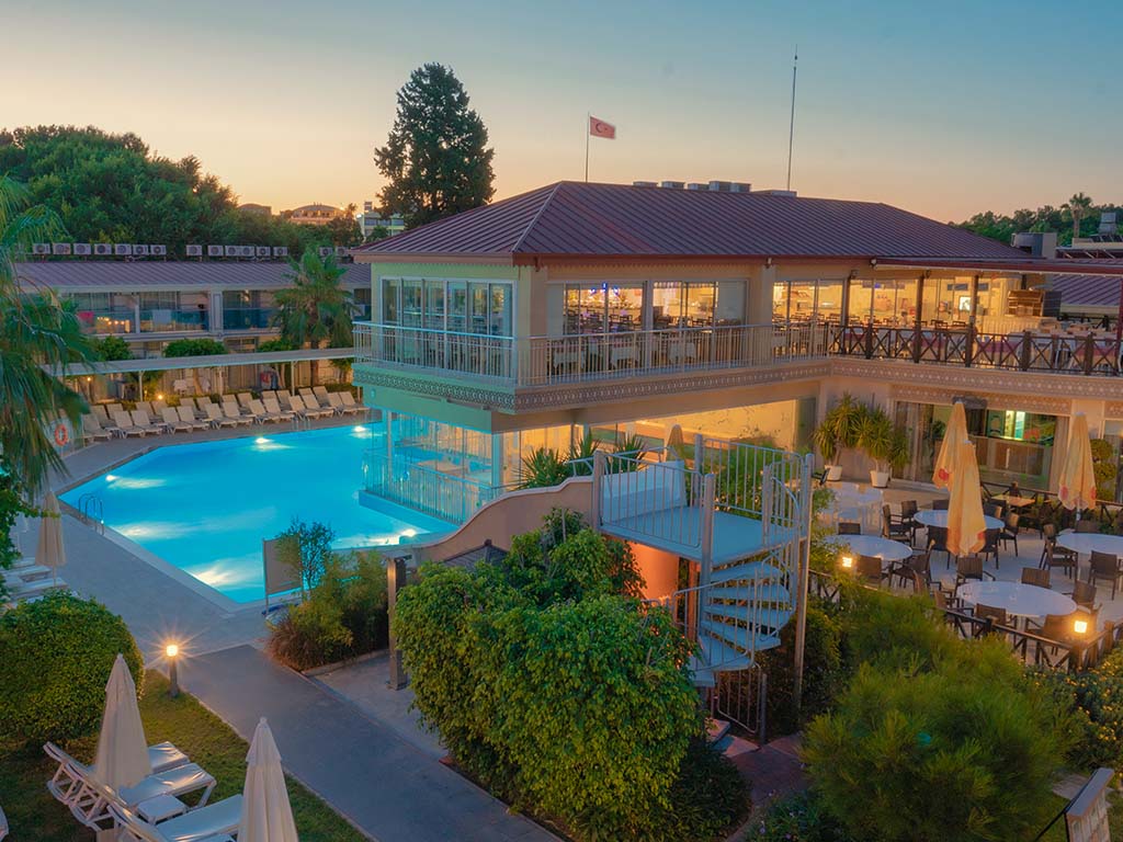 Poolområdet og buffetrestauranten