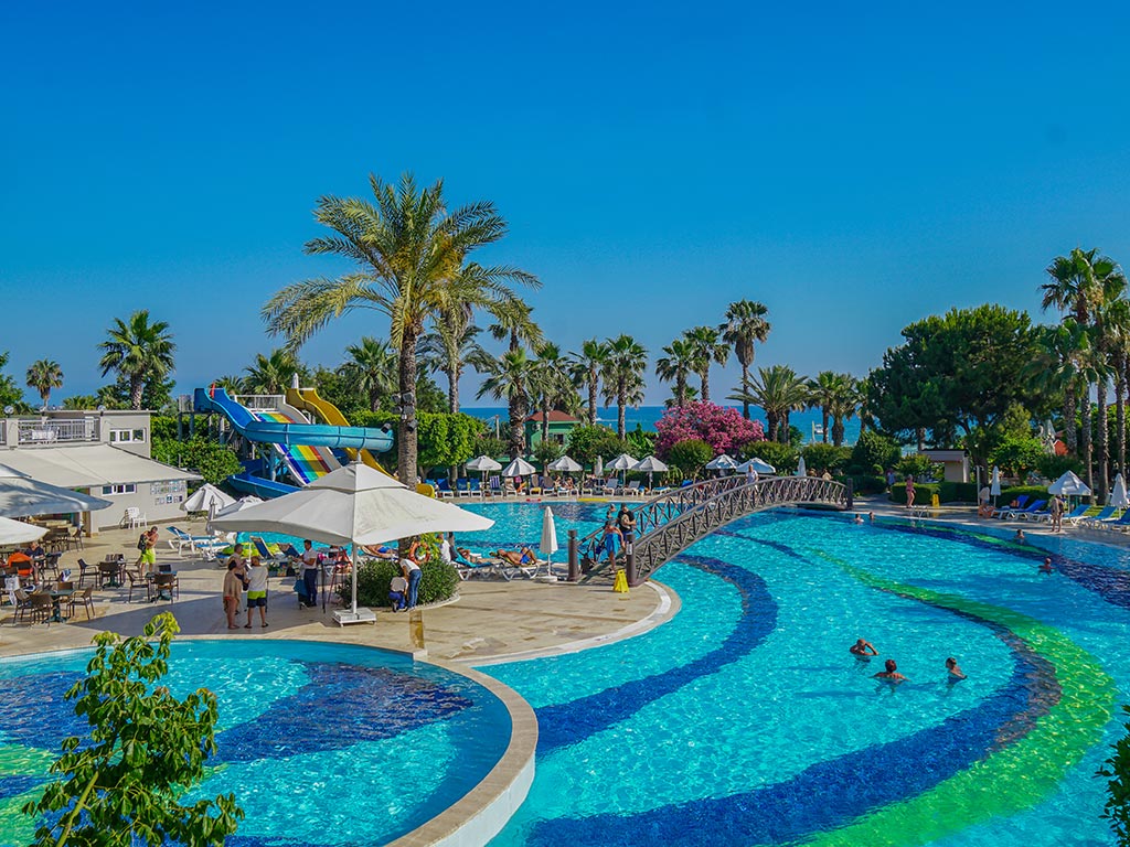 Terrace Beach Resort og stranden